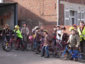 Les élèves de CE prêts à enfourcher leurs vélos pour parcourir les rues de Mouchin